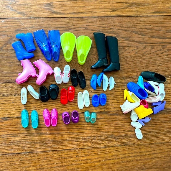Barbie Lot 22 pairs plus some singles Barbie and her sisters shoes. All from 90s - Picture 1 of 3